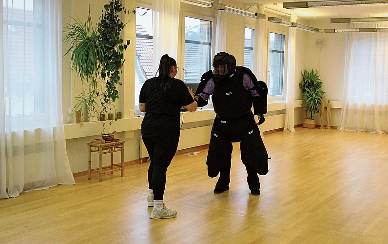 Claude Hasler greift im Vollschutzanzug an.Foto: Debora Hugentobler