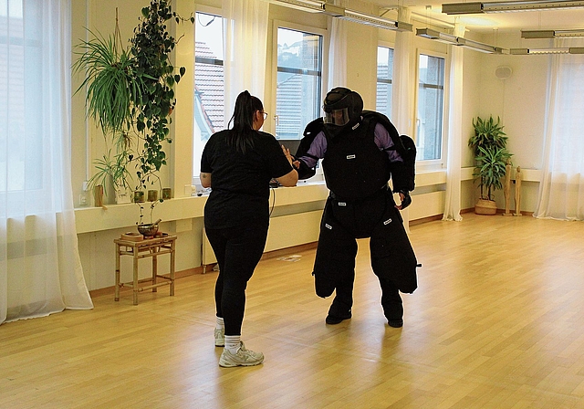 Claude Hasler greift im Vollschutzanzug an.Foto: Debora Hugentobler