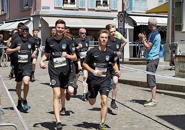 Die neue Streckenführung kam gut an: Teilnehmer am Lenzburger Lauf inmitten der Altstadt. Foto: Ruedi Burkart