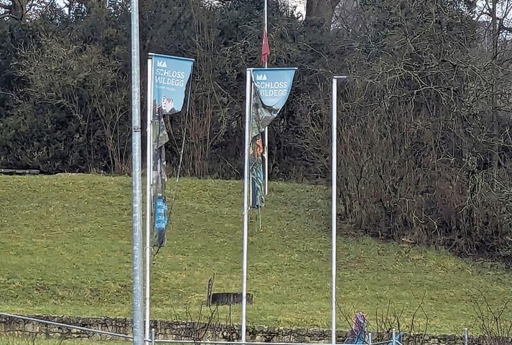 Kein schöner Anblick: Die drei Fahnen beim Schloss Wildegg waren kaputt und verlottert.Foto: zvg