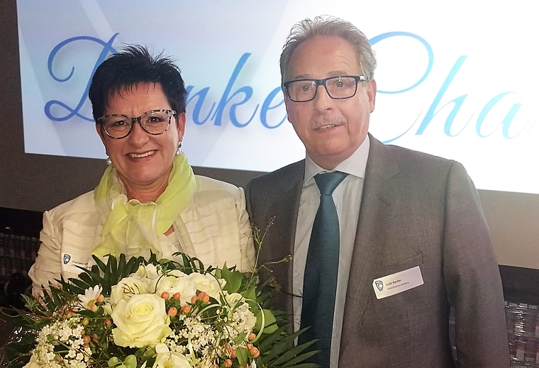 Verabschiedung nach 10 Jahren im Vorstand: Charlotte Graf durfte an der Gewerbeverein-GV von Präsident Erich Renfer Blumen entgegennehmen. Foto: tf