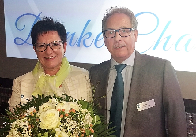 Verabschiedung nach 10 Jahren im Vorstand: Charlotte Graf durfte an der Gewerbeverein-GV von Präsident Erich Renfer Blumen entgegennehmen. Foto: tf