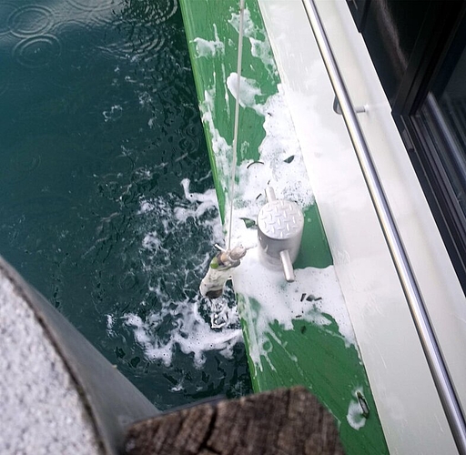<em>Der Moment:</em> Die Champagnerflasche zerbirst am neuen Schiff. Foto: tf
