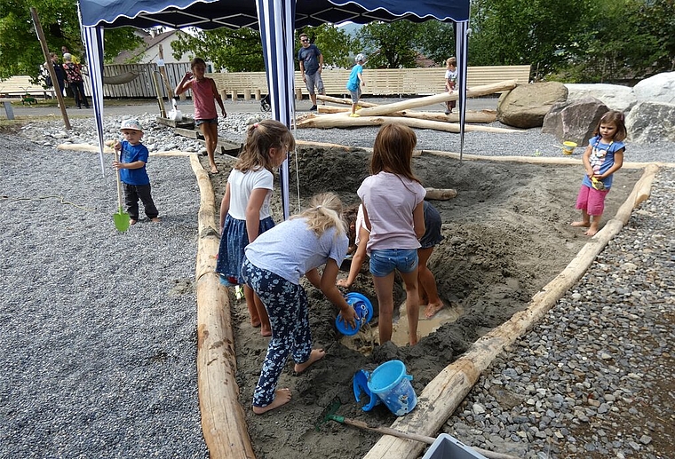 <em>Sandkasten mit Wasser</em>: «Pflotsche» ist immer noch sehr beliebt. Foto: PW