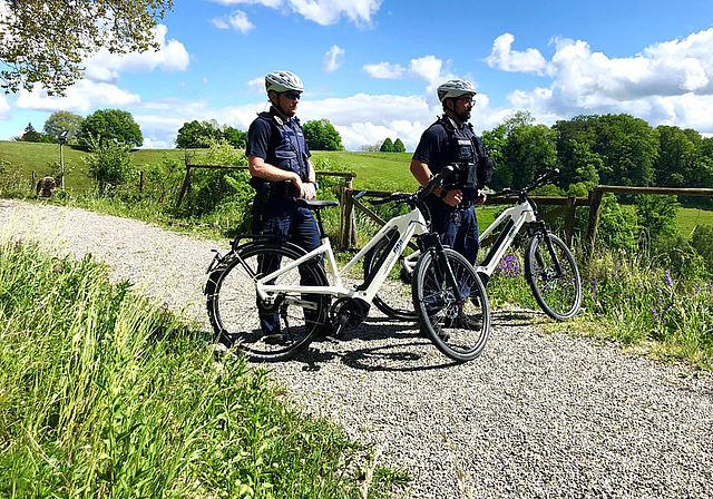 Schneller und flexibler als «Fusspolizisten»: Zwei Polizisten der Repol Lenzburg unterwegs als Bike-Patrouilleure. Foto: zvg