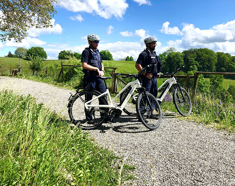Schneller und flexibler als «Fusspolizisten»: Zwei Polizisten der Repol Lenzburg unterwegs als Bike-Patrouilleure. Foto: zvg