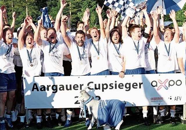 Der Anfang von grossen Feierlichkeiten: Die Sarmenstorfer Fussballer haben in Baden mit einem 3:0-Sieg über Mellingen den Aargauer Cupsieg errungen. Foto: Alexander Wagner