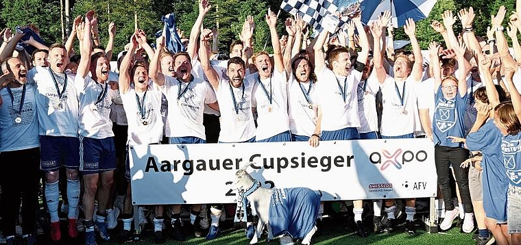 Der Anfang von grossen Feierlichkeiten: Die Sarmenstorfer Fussballer haben in Baden mit einem 3:0-Sieg über Mellingen den Aargauer Cupsieg errungen. Foto: Alexander Wagner