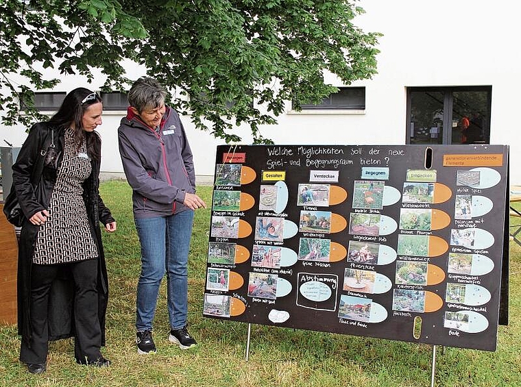 Staunen über Möglichkeiten für einen Begegnungs- und Spielplatz: Fabia Brogli und Monika Bachmann an der Fotowand. Foto: Alfred Gassmann