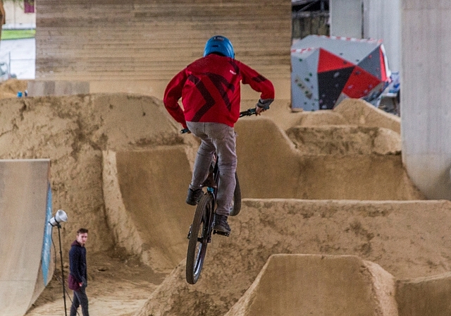 Grosse Sprünge: Biker im Lenzburger «Hammerpark». Foto: Isabelle Schwab