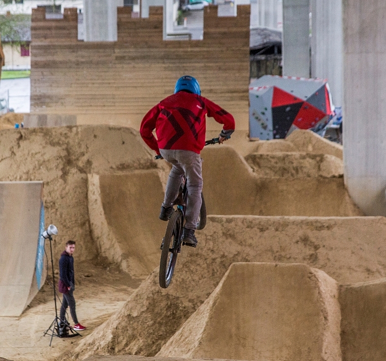Grosse Sprünge: Biker im Lenzburger «Hammerpark». Foto: Isabelle Schwab