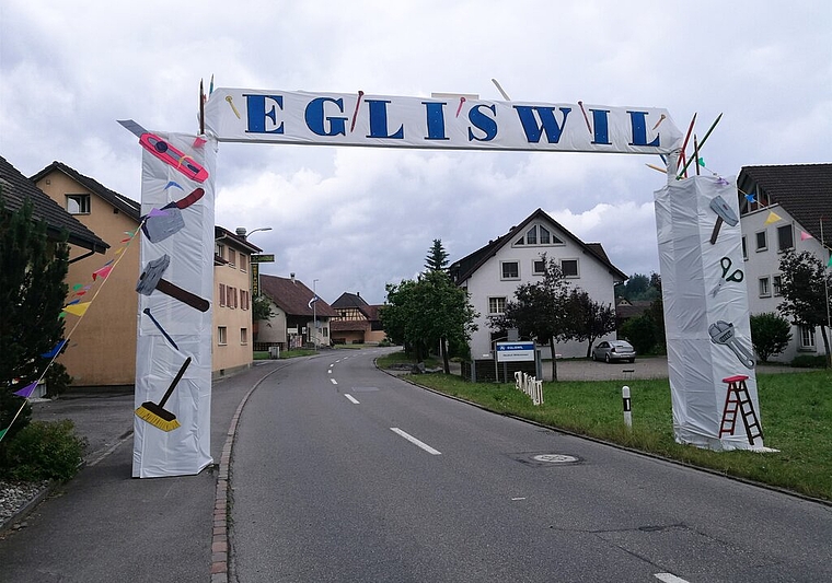Kündet vom Fest: Strassenbogen an der Ammerswilerstrasse.Foto: tf