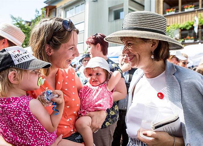 Wohlbehütet: Doris Leuthard im Gespräch. Foto: Alexandra Wey/Keystone
