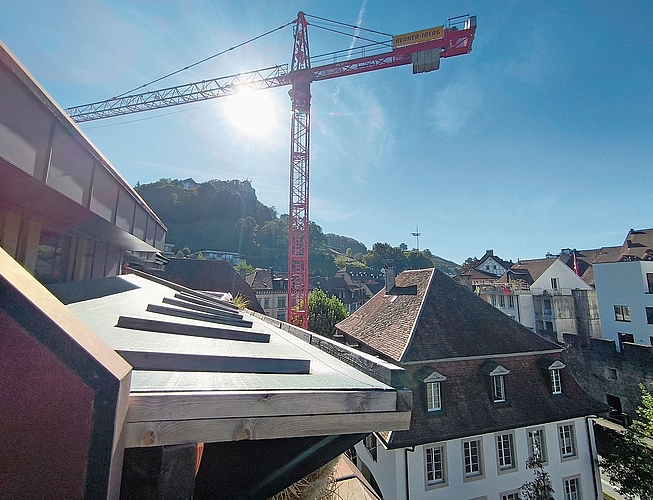 Blick auf Provisorium und Baukran: Das Gebäude stammt aus den Siebzigern.Foto: Rinaldo Feusi Blick auf Provisorium und Baukran: Das Gebäude stammt aus den Siebzigern.Foto: Rinaldo Feusi