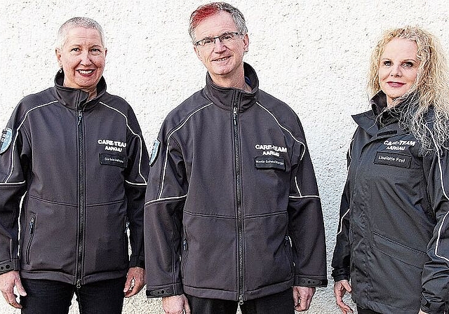 In Uniform: Daniela Hofmann (Sarmenstorf), Care-Team-Aargau-Leiter Martin Schaufelberger und Liselotte Frei (Seengen). Foto: Alfred Gassmann