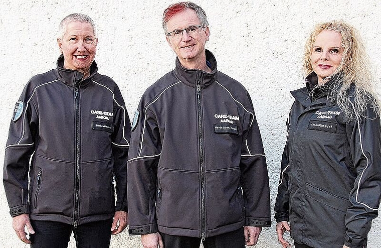 In Uniform: Daniela Hofmann (Sarmenstorf), Care-Team-Aargau-Leiter Martin Schaufelberger und Liselotte Frei (Seengen). Foto: Alfred Gassmann