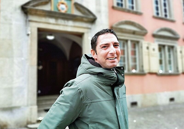 «Werben für Lenzburg ist nicht schwierig»: Der neue FDP-Stadtrat Sven Ammann vor dem Rathauseingang. Foto: Fritz Thut