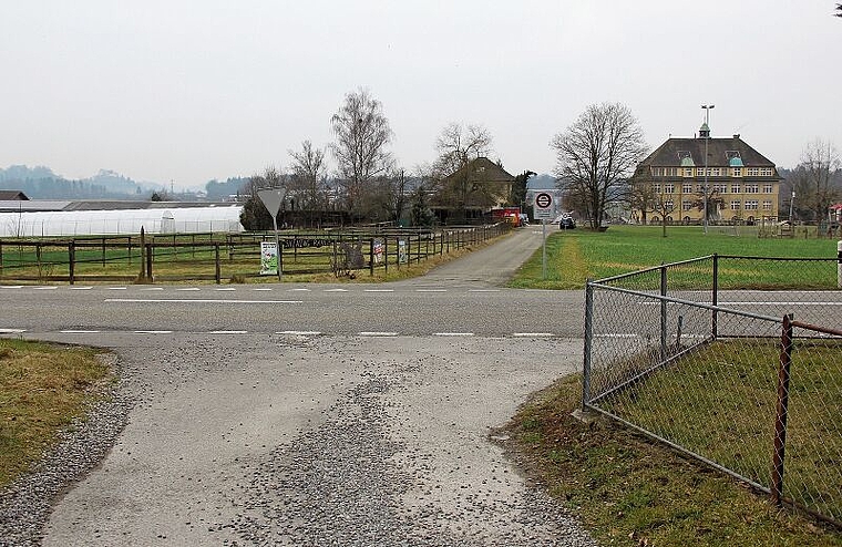 Bald eine Baustelle: Der Kornweg wird als Personenunterführung unter der Dottikerstrasse ausgebildet. Foto: Alfred Gassmann