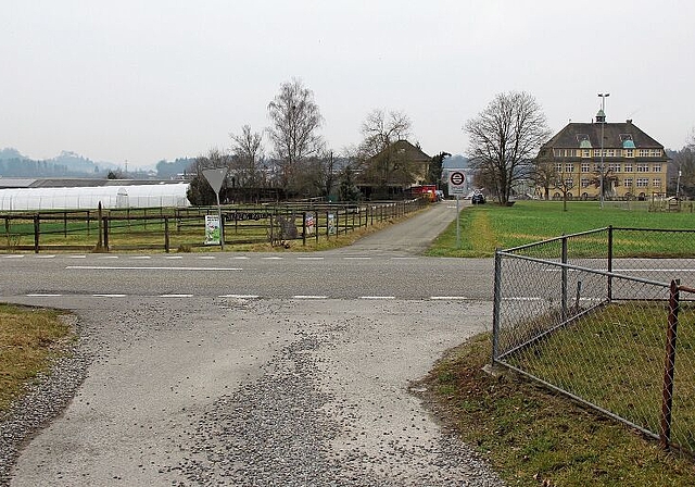 Bald eine Baustelle: Der Kornweg wird als Personenunterführung unter der Dottikerstrasse ausgebildet. Foto: Alfred Gassmann