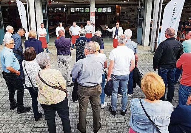 Begrüssung: Der Seenger Gemeinderat vor dem Feuerwehrmagazin. Foto: Fritz Thut