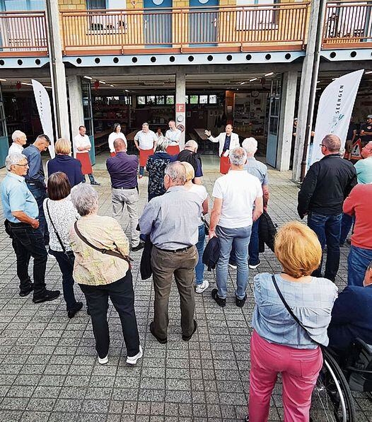 Begrüssung: Der Seenger Gemeinderat vor dem Feuerwehrmagazin. Foto: Fritz Thut