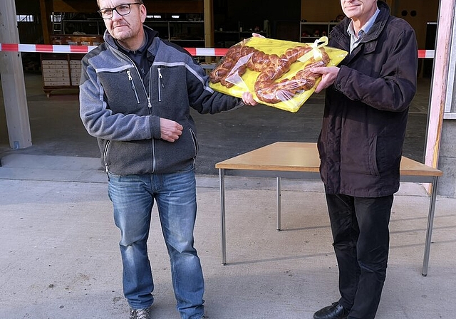 <em>Offizielle Übergabe: </em>Marcel Zurbuchen, Revierleiter der Forstdienste Lenzia, und Stadtrat Martin Steinmann mit dem symbolischen Schlüssel vor dem Werkhoftor. Fotos: Fritz Thut