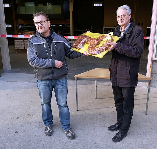 <em>Offizielle Übergabe: </em>Marcel Zurbuchen, Revierleiter der Forstdienste Lenzia, und Stadtrat Martin Steinmann mit dem symbolischen Schlüssel vor dem Werkhoftor. Fotos: Fritz Thut <em>Offizielle Übergabe: </em>Marcel Zurbuchen, Revierleiter der Forstdienste Lenzia, und Stadtrat Martin Steinmann mit dem symbolischen Schlüssel vor dem Werkhoftor. Fotos: Fritz Thut