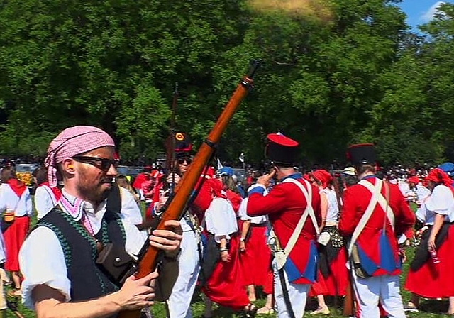 <em>Farbiges Spektakel:</em> Szene aus «Honolulu! Das Freischarenmanöver 2018». Screenshot