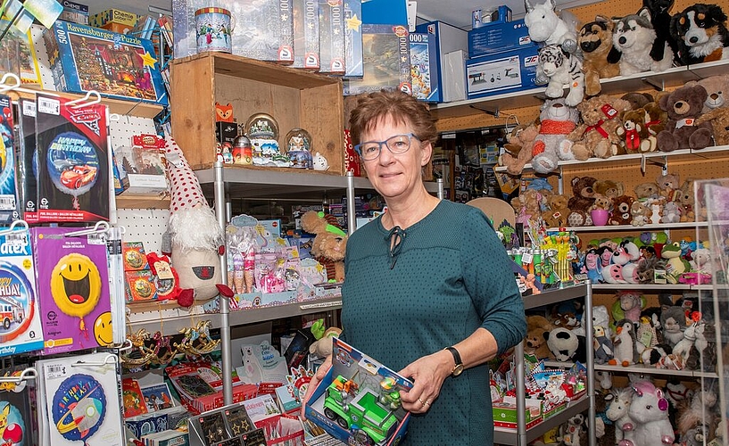 <em>Die Auswahl bei Walti ist riesig: </em>Ursula Walti führt seit 30 Jahren den Spielwarenladen und weiss, was Kinder wollen. Fotos: Peter Winkelmann