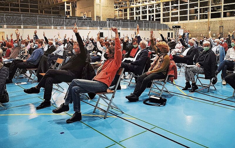 «Ein deutliches Mehr»: Die Lenzburger Ortsbürger bei der Abstimmung über den möglichen Kanti-Standort Zeughaus-Areal. Foto: Fritz Thut