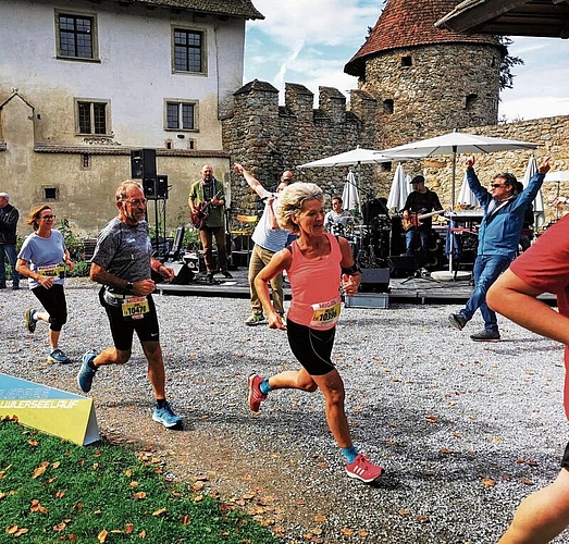 Lockere Stimmung: Im Schloss Hallwyl heizte die Band azTon die Stimmung an. Foto: Fritz Thut