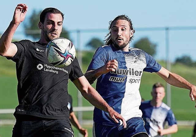 Das letzte Aufeinandertreffen: Das Derby am Ende der letzten Saison, welches «Sarmi» mit 3:2 gewann, hier Fabio Ferrara (FC Lenzburg) gegen Raniero Schmidli (FC Sarmenstorf). Foto: Claudio Thoma
