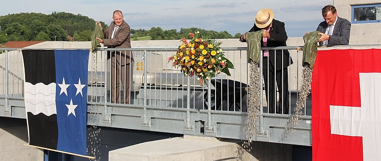 Hochwasser gemeistert: Die Sandsäcke können ausgeleert werden. Foto: AG