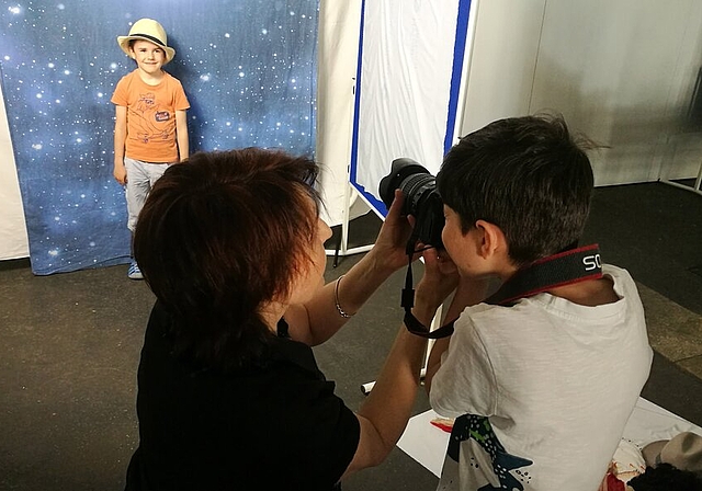 <em>Nachwuchs im Einsatz:</em> Kinder-Workshop zum Auftakt des ersten Fotofestivals Lenzburg. Fotos: Fritz Thut