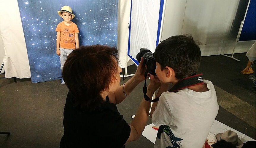 <em>Nachwuchs im Einsatz:</em> Kinder-Workshop zum Auftakt des ersten Fotofestivals Lenzburg. Fotos: Fritz Thut <em>Nachwuchs im Einsatz:</em> Kinder-Workshop zum Auftakt des ersten Fotofestivals Lenzburg. Fotos: Fritz Thut