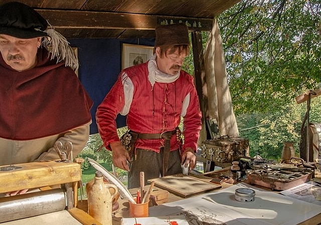 <em>Frisch ab Druckerpresse:</em> Adalbert Fässler und sein Bruder Maurus zeigten am Mittelaltermarkt eindrücklich, wie vor der Erfindung des modernen Buchdruckes durch Johannes Gutenberg im Jahre 1450 gedruckt wurde.<em> Fotos: Peter Winkelmann</e
