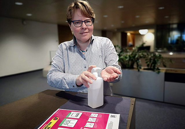 Neue Routine: Hypi-CEO Marianne Wildi bei der Handdesinfektion. Foto: Fritz Thut