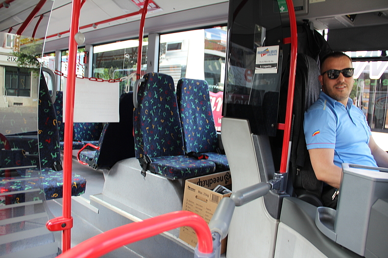 Erste Sitzreihe ist gesperrt, Fahrertüre bleibt geschlossen, ausser für Sehbehinderte: Regionalbus-Chauffeur Shkelzen Llugaxhiu bei einem kurzen Halt beim Hypiplatz in Lenzburg. Foto: Carolin Frei