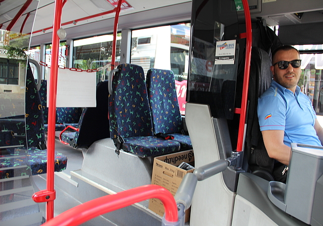 Erste Sitzreihe ist gesperrt, Fahrertüre bleibt geschlossen, ausser für Sehbehinderte:  Regionalbus-Chauffeur Shkelzen Llugaxhiu bei einem kurzen Halt beim Hypiplatz in Lenzburg. Foto: Carolin Frei