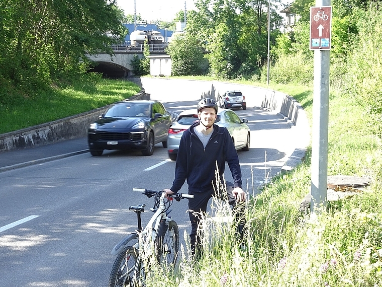 Zwar als Radroute ausgeschildert: Doch Interpellant Christian Minder macht wunde Punkte auf der Strasse sichtbar. Foto: Priska Minder