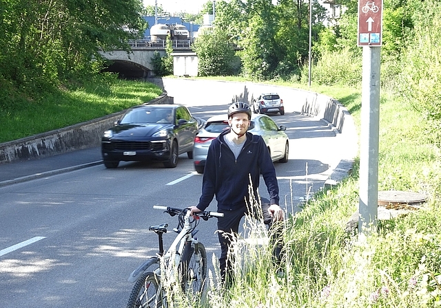 Zwar als Radroute ausgeschildert: Doch Interpellant Christian Minder macht wunde Punkte auf der Strasse sichtbar. Foto: Priska Minder