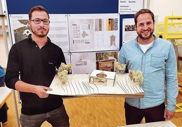 Präsentieren ihr Siegerprojekt: Benjamin Finkbeiner und David Rösti von RP Architekten mit ihrem Brestenberg-Badi-Vorschlag. Foto: Fritz Thut