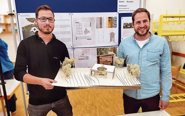 Präsentieren ihr Siegerprojekt: Benjamin Finkbeiner und David Rösti von RP Architekten mit ihrem Brestenberg-Badi-Vorschlag. Foto: Fritz Thut