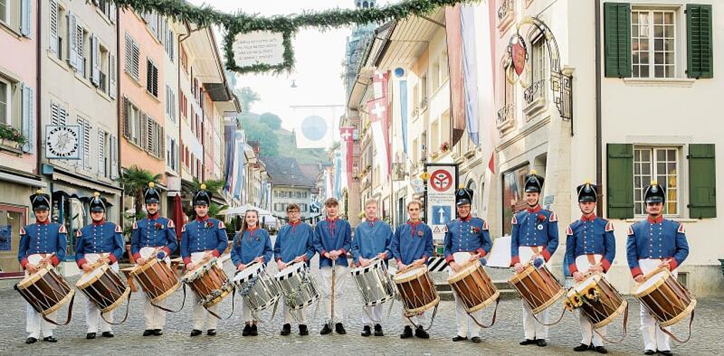 Morgendliche Tagwache: Eine Formation des Tambourenvereins am Fuss der Rathausgasse.