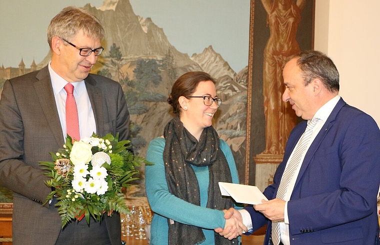 Ehrung für Neuzuzügerin nach Lenzburg: Stadtammann Daniel Mosimann, Neuzuzügerin Janine Burren und Regierungsrat Markus Dieth. Foto: MS
