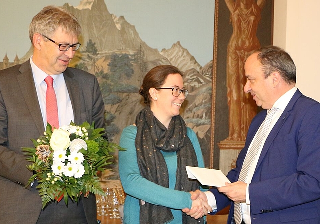 Ehrung für Neuzuzügerin nach Lenzburg: Stadtammann Daniel Mosimann, Neuzuzügerin Janine Burren und Regierungsrat Markus Dieth. Foto: MS