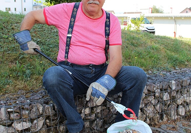 <em>Sammelt auf, was andere achtlos wegwerfen: unter anderem auch Kippen: </em>Kurt Born aus Holderbank.<em> Foto: Carolin Frei</em>