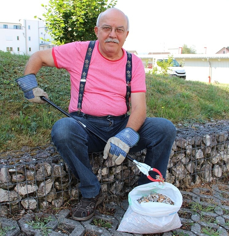 <em>Sammelt auf, was andere achtlos wegwerfen: unter anderem auch Kippen: </em>Kurt Born aus Holderbank.<em> Foto: Carolin Frei</em>
