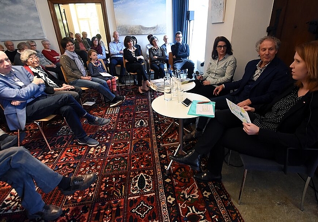 <em>Viel Publikum im Müllerhaus:</em> Der Talk «Lenzburg Persönlich» mit Moderatorin Christiane Büchli (rechts). Fotos: Andreas Walker