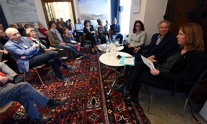 <em>Viel Publikum im Müllerhaus:</em> Der Talk «Lenzburg Persönlich» mit Moderatorin Christiane Büchli (rechts). Fotos: Andreas Walker